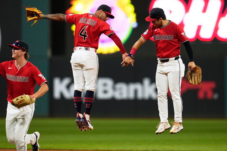 El venezolano Brayan Rocchio (4) festeja con Steven Kwan, su compañero en los Guardianes de Cleveland, tras derrotar a los Mellizos de Minnesota el martes 21 de julio de 2026 (AP Foto/Sue Ogrocki)