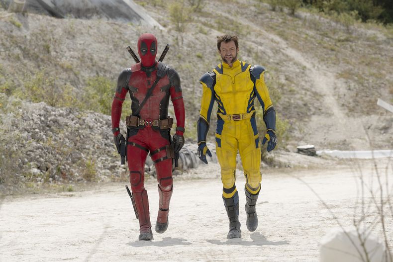 Esta imagen proporcionada por 20th Century Studios/Marvel Studios muestra a Ryan Reynolds como Deadpool/Wade Wilson, izquierda, y Hugh Jackman como Wolverine/Logan en una escena de Deadpool & Wolverine. (20th Century Studios/Marvel Studios via AP)