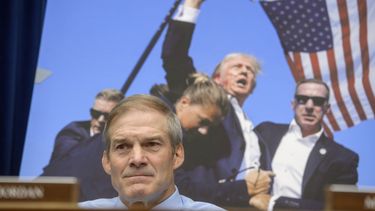 El representante de Ohio, Jim Jordan, escucha mientras la directora del Servicio Secreto de Estados Unidos, Kimberly Cheatle, comparece ante la Comisión de Vigilancia y Rendición de Cuentas de la Cámara de Representantes sobre el intento de asesinato contra el expresidente Donald Trump en un evento de campaña en Pensilvania, en el Capitolio, Washington, el lunes 22 de julio de 2024. (AP Foto/Rod Lamkey, Jr.)