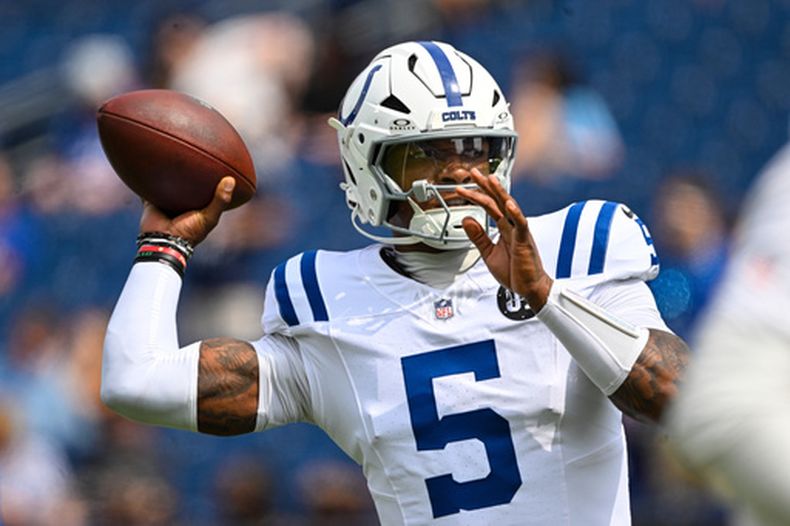 ARCHIVO - Anthony Richardson (5), quarterback de los Colts de Indianápolis, lanza el balón previo al inicio del partido de la NFL contra los Titans de Tennessee, el 21 de septiembre de 2025, en Nashville, Tennessee. (AP Foto/John Amis, Archivo)