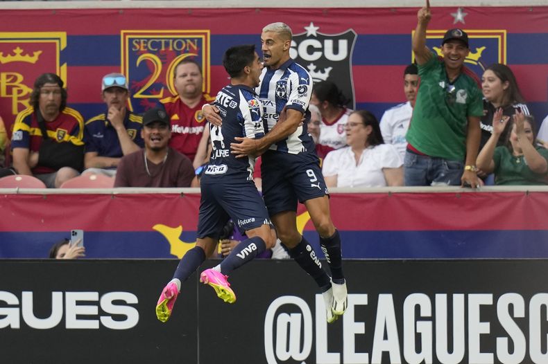 El argentino Gemán Berterame (derecha), del Monterrey, festeja con Erick Aguirre tras anotar ante el Real Salt Lake el miércoles 26 de julio de 2023 (AP Foto/Rick Bowmer)
