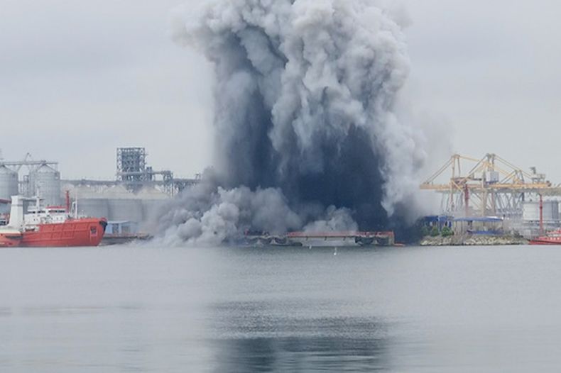 Foto tomada de video, entregada por OBSERVATOR ANTENA 1, que muestra la explosión del dron en Constanta, Rumania, el 5 de junio del 2026. (OBSERVATOR ANTENA 1 via AP)