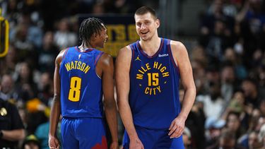 Peyton Watson (izquierda) y Nikola Jokic, de los Nuggets de Denver, bromean en el partido del viernes 2 de febrero de 2024, ante los Trail Blazers de Portland (AP Foto/David Zalubowski)