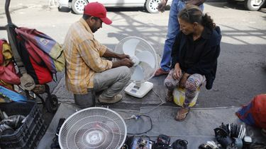 La crisis económica aboca a los venezolanos al reciclaje
