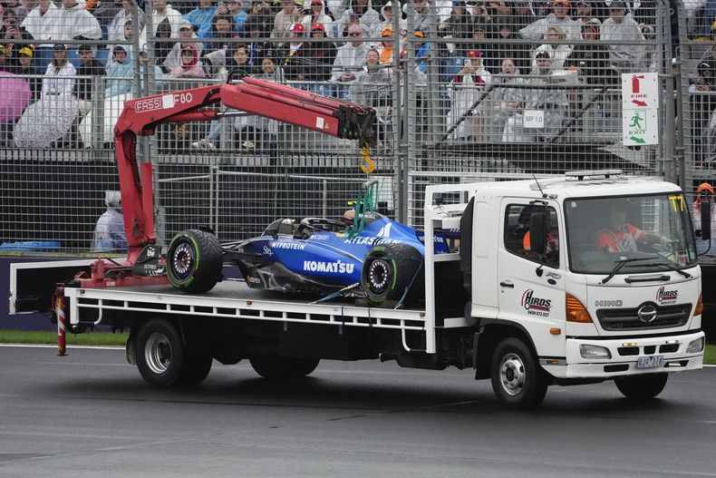El piloto español de Williams, Carlos Sainz, es retirado de la pista después de que se estrelló durante el Gran Premio de Australia de Fórmula Uno en Albert Park, en Melbourne, Australia, el domingo 16 de marzo de 2025. (AP Foto/Asanka Brendon Ratnayake)