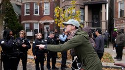 Personas que protestan contra las actividades de los agentes federales de inmigración en Little Village se enfrentan con agentes de policía de Chicago el sábado 8 de noviembre de 2025 en Chicago. (AP Foto/Erin Hooley)
