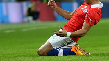 americateve | El jugador de la selecci&oacute;n de Chile, Alexis S&aacute;nchez, festeja un gol contra Inglaterra en un amistoso el viernes, 15 de noviembre de 2013, en Londres. (AP Photo/Alastair Grant)