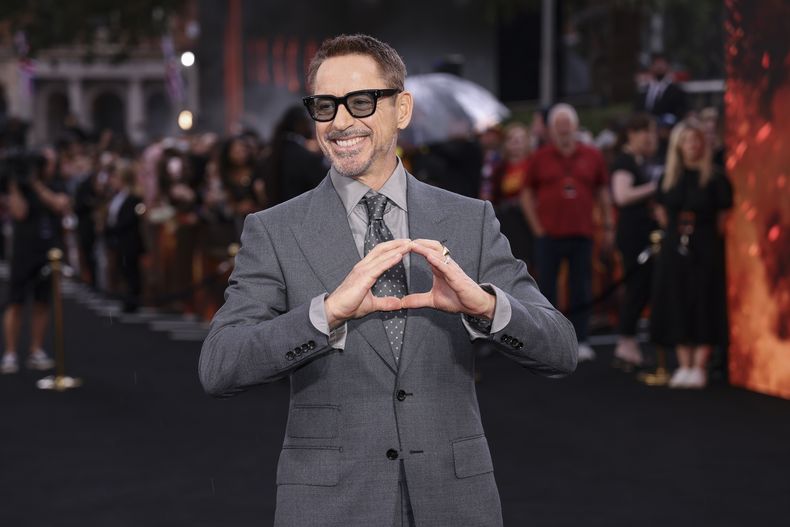 Robert Downey Jr. posa a su llegada al estreno de la película Oppenheimer el jueves 13 de julio de 2023 en Londres. (Vianney Le Caer/Invision/AP)