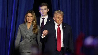 ARCHIVO - El candidato republicano a la presidencia, el expresidente Donald Trump, acompañado por su esposa Melania Trump y su hijo Barron Trump, llega para pronunciar un discurso en la noche electoral, el 6 de noviembre de 2024, en West Palm Beach, Florida. (AP Foto/Alex Brandon, Archivo)