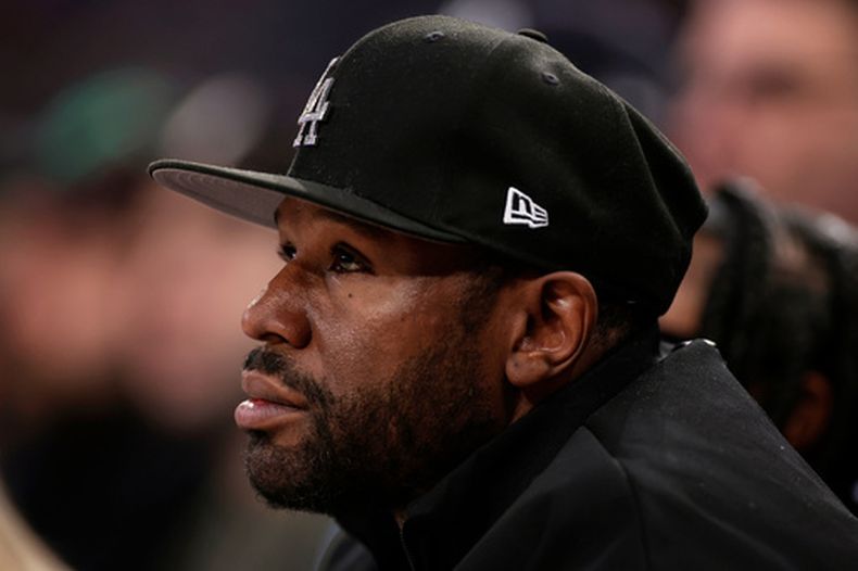 ARCHIVO - El boxeador Floyd Mayweather Jr. observa las acciones durante la primera mitad de un partido de baloncesto de la NBA, el 26 de marzo de 2025, en Nueva York. (Foto AP/Adam Hunger, Archivo)