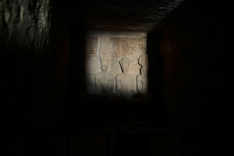 La luz solar en el Gran Templo de Ramsés II en Abu Simbel, Egipto, el 22 de octubre del 2026. (AP foto/Mohammed Salah)