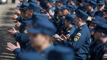 americateve | Rescatistas de Crimea aplauden durante una reuni&oacute;n con el ministro de Situaciones d Emergencia ruso Vladimir Puchkov en Simferopol, Crimeael martes 25 de marzo de 2014. La regi&oacute;n sufri&oacute; escasez de electricidad porque Ucrania retir&oac