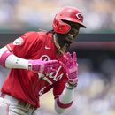 Elly De La Cruz (44), de los Rojos de Cincinnati, reacciona después de batear cuadrangular durante la segunda entrada del juego de béisbol en contra de los Dodgers de Los Ángeles, en Los Ángeles, el domingo 30 de julio de 2023. (AP Foto/Ashley Landis)