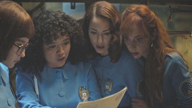 En esta imagen proporcionada por Apple TV, Ximena Sariñana, de izquierda a derecha, Amorita Rasgado, Bárbara Mori y Natalia Téllez en una escena de Las Azules (Women in Blue).