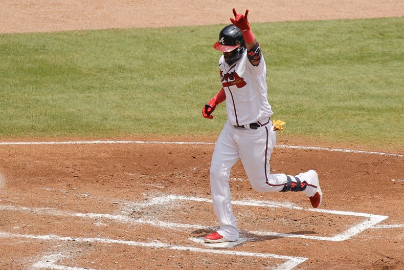 Orlando Arcia de los Bravos de Atlanta anota una carrera ante los Marlins de Miami, el domingo 2 de julio de 2023, en Atlanta. (AP Foto/Alex Slitz)