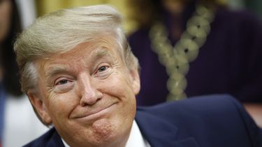 Trump dona salario al combate a la adicción de opioides
