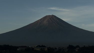 ARCHIVO - El monte Fuji a primera hora de la mañana se ve desde el lago Kawaguchi, Japón, el 7 de agosto de 2019. (AP Foto/Jae C. Hong, Archivo)