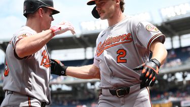 Gunnar Henderson (derecha), de los Orioles de Baltimore, celebra su jonrón junto a Tyler ONeill (izquierda) durante la primera entrada de un partido de béisbol contra los Nacionales de Washington, el domingo 17 de mayo de 2026, en Washington. (Foto AP/Nick Wass)
