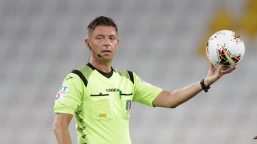 ARCHIVO - Foto del 1 de agosto del 2020, el árbitro Gianluca Rocci sostiene el balón durante el encuentro de la Juventus y la Roma en la Serie A. (AP Foto/Luca Bruno, Archivo)