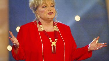 ARCHIVO - La cantante Connie Francis actúa durante un ensayo de vestuario del programa de la televisión alemana Summer Party of Folk Music en Magdeburg, Alemania, el 5 de junio de 2004. (AP Foto/Eckehard Schulz, archivo)