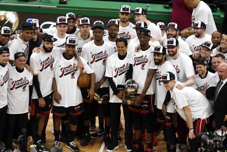 Jugadores del Heat de Miami posan para las fotos tras vencer a los Celtics de Boston por 103-84 en el juego 7 de las finales de la Conferencia Este el lunes 29 de mayo del 2023. (AP Foto/Michael Dwyer)
