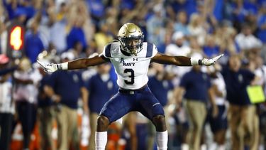 Pentágono autoriza a Cameron Kinley jugar en la NFL