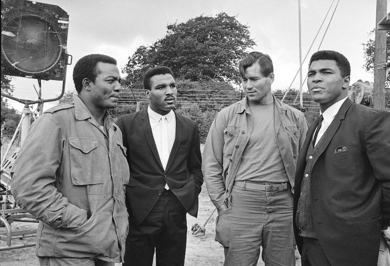 ARCHIV0 - Foto del 5 de agosto de 1966, Muhammad Ali visita el set de la película The Dirty Dozen con Jim Brown, Rahaman Ali y Clint Walker en Morkyate, Bedfordshire, Inglaterra. (AP Foto/Archivo)