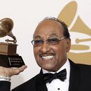 ARCHIVO - Duke Fakir sostiene el premio a su trayectoria tras bambalinas en la 51ª edición anual de los premios Grammy en Los Ángeles el 8 de febrero de 2009. Fakir, el último de los Four Tops originales, murió el lunes de insuficiencia cardíaca a los 88 años. (Foto AP/Matt Sayles, archivo)