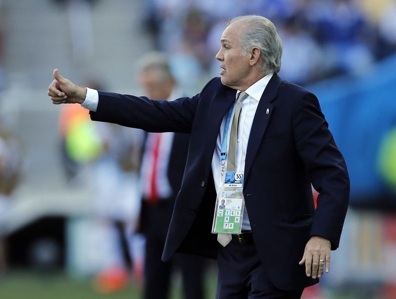 El t&eacute;cnico de Argentina, Alejandro Sabella, imparte instrucciones en un partido contra Suiza en el Mundial el 1 de julio de 2014 en Sao Paulo. (AP Photo/Victor R. Caivano, File)
