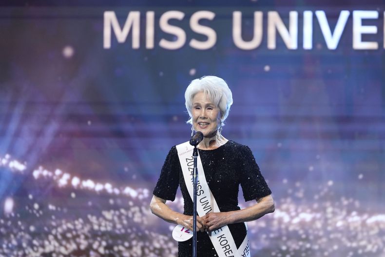 La surcoreana Choi Soon-hwa, de 81 años, habla en Miss Universo Corea 2024 en Seúl, Corea del Sur, el lunes 30 de septiembre de 2024. (Foto AP/Lee Jin-man)
