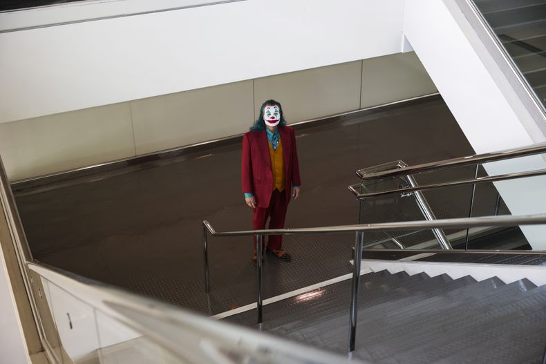 Bugs Mitchell de Westminster, California, vestido como el Joker de Batman, asiste a la Comic-Con International el viernes 25 de julio de 2025, en San Diego. (Foto Andrew Park/Invision/AP)