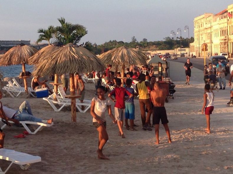 MALECON PLAYA.jpg