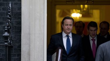 americateve | El primer ministro brit&aacute;nico David Cameron sale de la residencia oficial en el n&uacute;mero 10 de Downing Street en Londres para acudir al Parlamento, el mi&eacute;rcoles 27 de noviembre de 2013. (Foto AP/Matt Dunham)