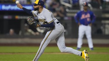 Devin Williams de los Cerveceros de Milwaukee lanza en la novena entrada del encuentro ante los Mets de Nueva York el jueves 29 de junio del 2023. (AP Foto/Frank Franklin II)