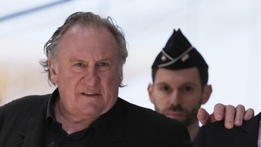 El actor Gerard Depardieu llega para enfrentar el juicio por las presuntas agresiones sexuales a dos mujeres en una filmación en 2021, el lunes 24 de marzo de 2025 en París. (Foto AP/Aurelien Morissard)