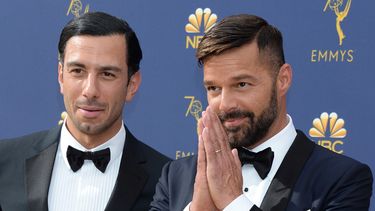 ovacionan a ricky martin en los emmy