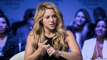 hermana de shakira confirmo que la cantante salio de espana tras el anuncio de su separacion de pique: esta recuperandose