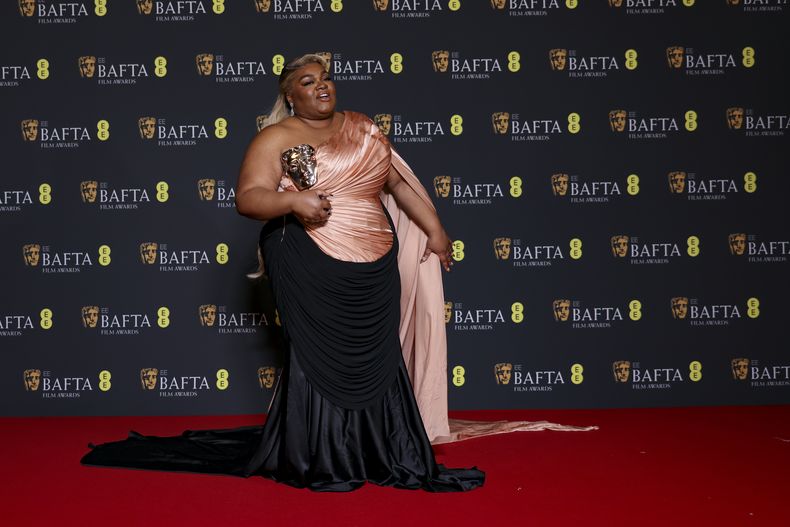 DaVine Joy Randolph, ganadora del premio a mejor actriz de reparto por The Holdovers, posa en la 77a entrega de los Premios de la Academia Británica de Cine (BAFTA) en Londres el domingo 18 de febrero de 2024. (Foto Vianney Le Caer/Invision/AP)