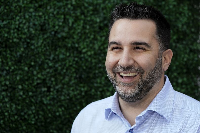 ARCHIVO - Foto del 10 de noviembre del 2021, el gerente general de los Bravos de Atlanta Alex Anthopoulos habla con los reporteros durante la reunión de gerentes generales de la MLB. El viernes 12 de enero del 2024, Anthopoulos extiende su contrato con los Bravos hasta el 2031. (AP Foto/Gregory Bull, File)