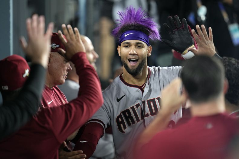 Lourdes Gurriel Jr. de los Diamondbacks de Arizona celebra con sus compañeros tras conectar un jonrón ante los Dodgers de Los Ángeles, el lunes 9 de octubre de 2023, en Los Ángeles. (AP Foto/Ashley Landis)