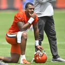 Fuente AP: Browns entrenan quarterbacks a espera de Watson