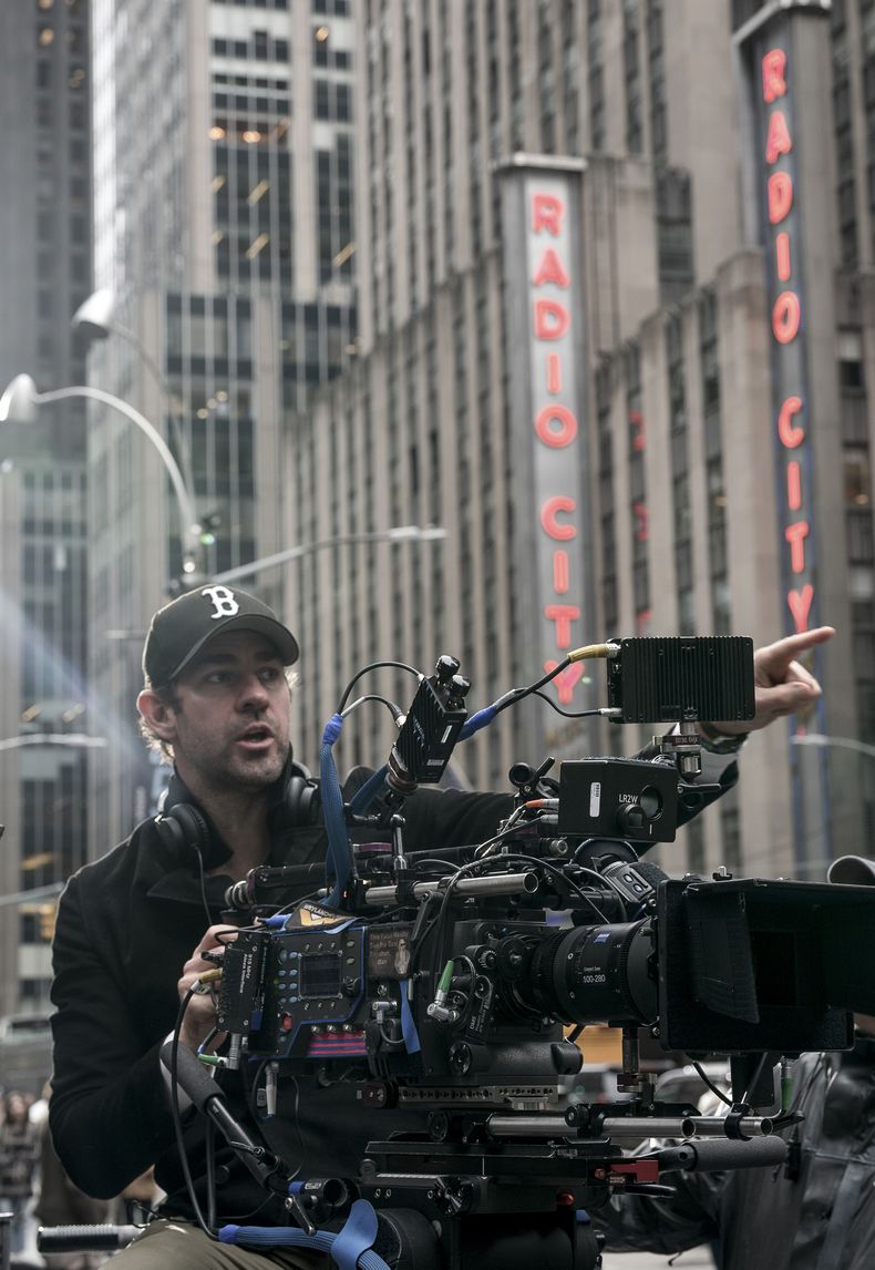 En esta imagen proporcionada por Paramount Pictures, el director John Krasinski en el set de IF. (Jonny Cournoyer/Paramount Pictures via AP)