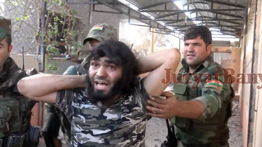 el momento en que  terrorista del estado islamico se rinde ante tropas iraquies en mosul