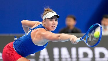 La checa Linda Noskova devuelve ante la española durante el duelo de sencillos por las semifinales de la Copa Billie Jean King, el viernes 25 de septiembre de 2026, en Shenzhen, China. (AP Foto/Andy Wong)
