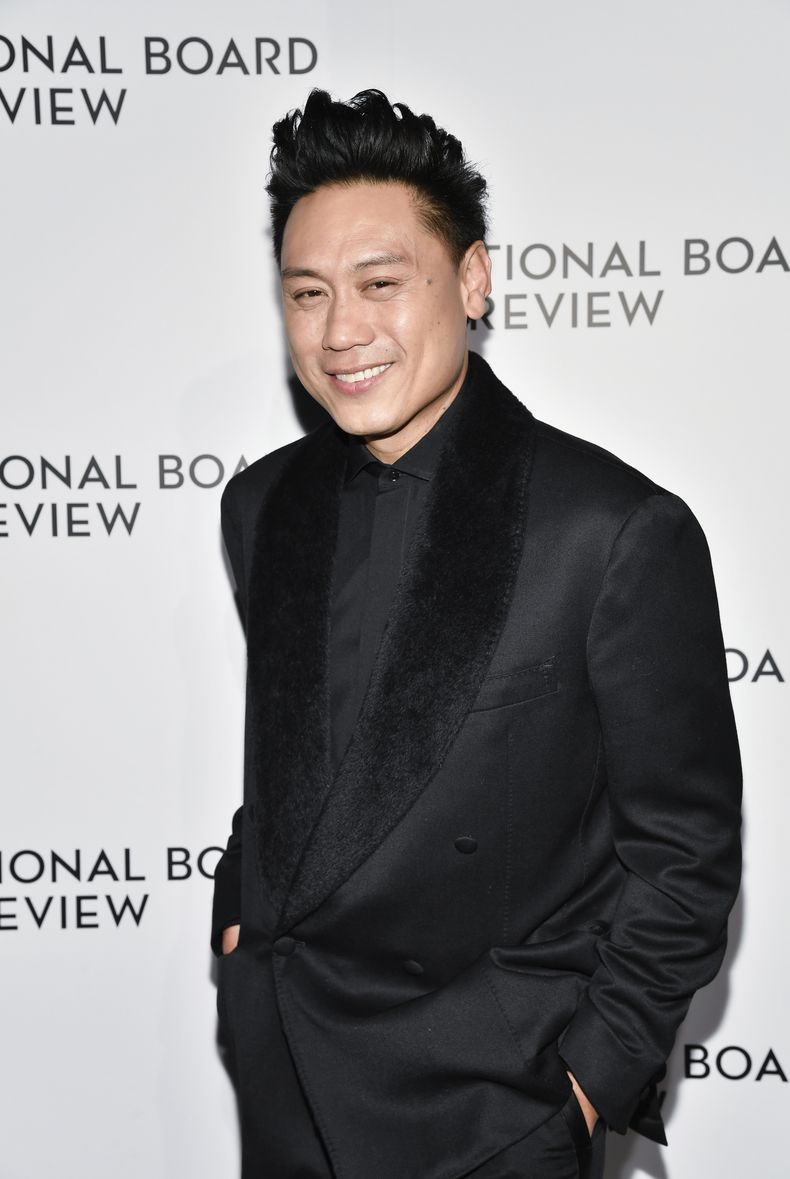 Jon M. Chu asiste a la gala de los Pemios NBR en Cipriani 42nd Street el martes 7 de enero de 2025 en Nueva York. (Foto Evan Agostini/Invision/AP)
