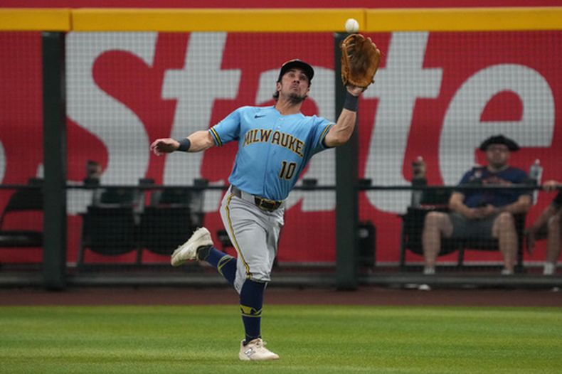 El jardinero derecho de los Cerveceros de Milwaukee, Sal Frelick, realiza una atrapada en carrera ante un batazo de Tommy Troy, de los Diamondbacks de Arizona, en la tercera entrada de un partido de béisbol, el viernes 3 de julio de 2026, en Phoenix. (Foto AP/Rick Scuteri)