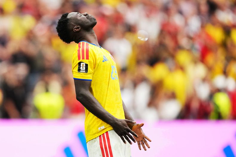 Davinson Sánchez, de Colombia, se lamenta tras errar un penal en la tanda ante Suiza, dentro de los octavos de final de la Copa del Mundo, el martes 7 de julio de 2026 en Vancouver, Canadá (Ethan Cairns/The Canadian Press via AP)