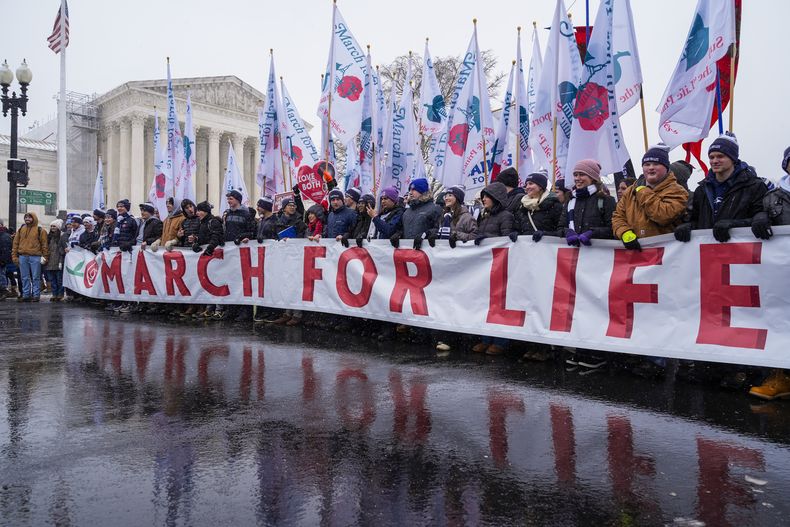 En esta imagen de archivo, participantes en la Marcha por la Vida pasan por delante de la Corte Suprema, el 19 de enero de 2024, en Washington. (AP Foto/Jacquelyn Martin, archivo)