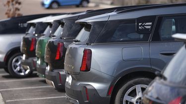 Vehículos utilitarios no vendidos Countryman 2025 en exhibición en una concesionaria de Mini el domingo 23 de marzo de 2025, en Highlands Ranch, Colorado. (AP Foto/David Zalubowski)