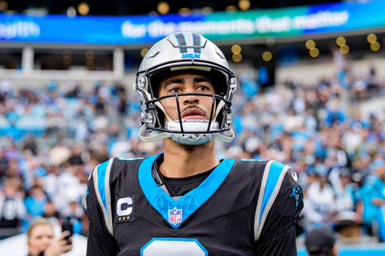 ARCHIVO - El quarterback Bryce Young de los Panthers de Carolina durante un juego contra los Rams de Los Ángeles, el 10 de enero de 2026, en Charlotte, Carolina del Norte. (AP Foto/Jacob Kupferman)